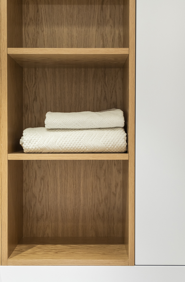 Estantería de madera para toallas | The Room Co