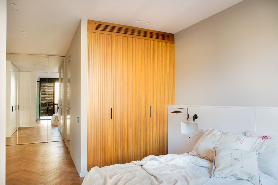 Dormitorio con armario empotrado de madera