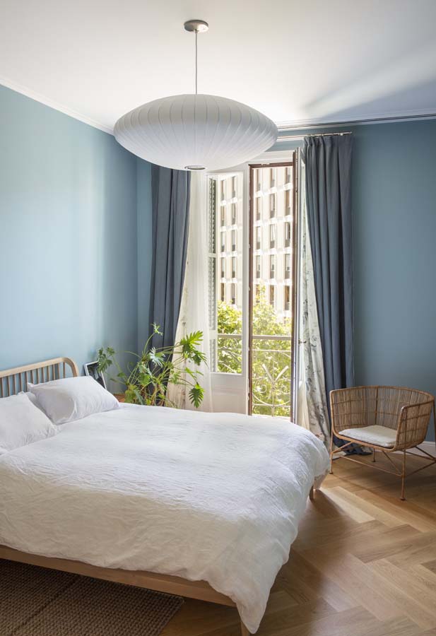 Habitación con lámpara Saucer L de Herman Miller  | The Room Co