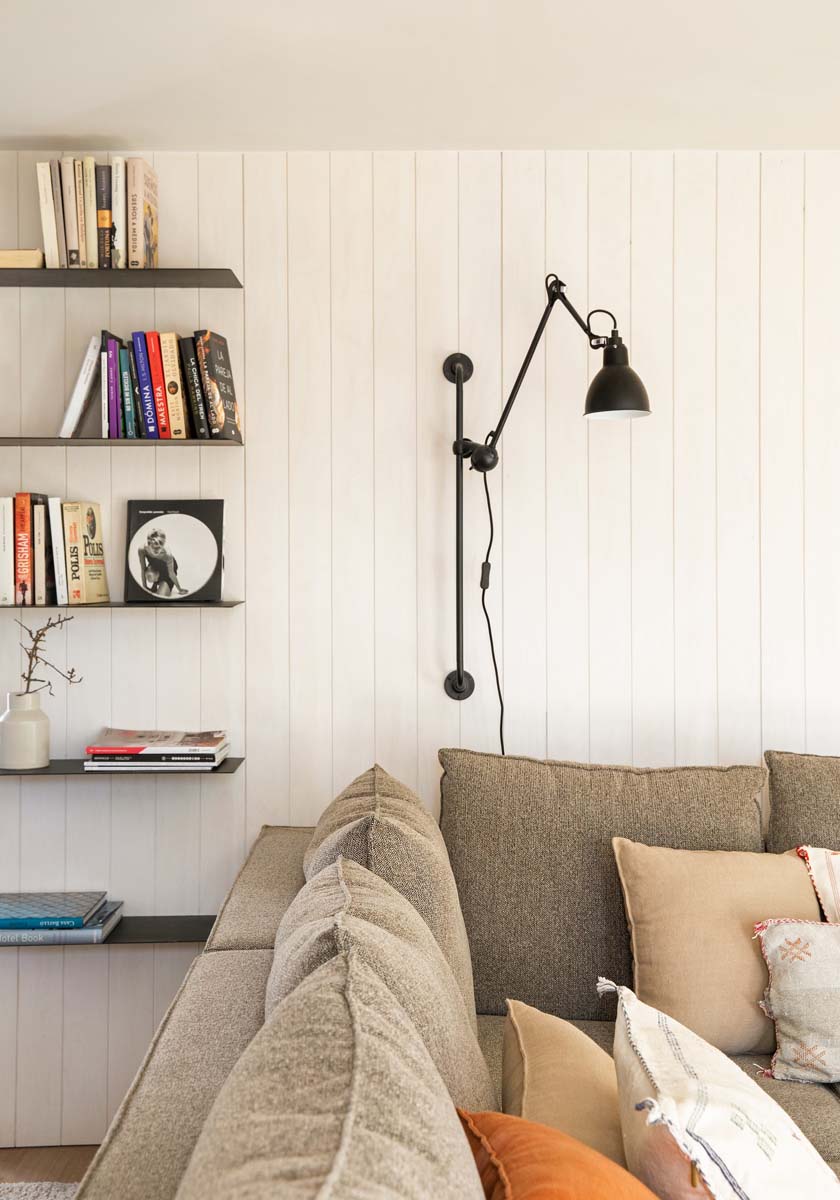Aplique pared articulado encima sofa | The Room Co