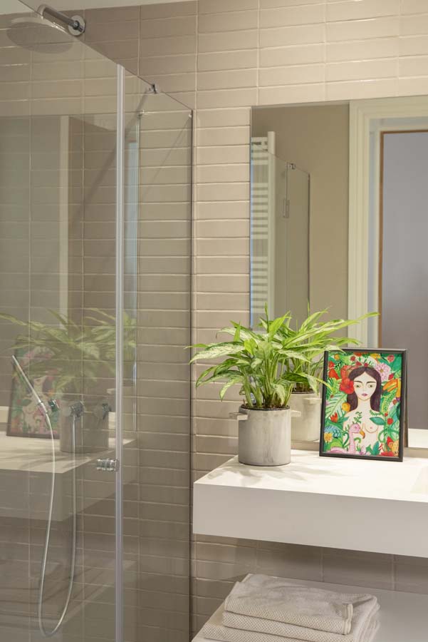 Decoración baño con plantas y cuadros | The Room Co