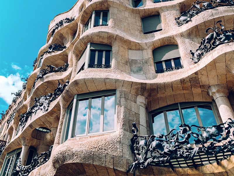 Fachada de un importante edificio de Barcelona.